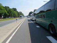 833609 Gezicht op de 'autovrije' Biltsestraatweg bij Fort De Bilt, die tijdelijk ingericht is als parkeerplaats voor ...